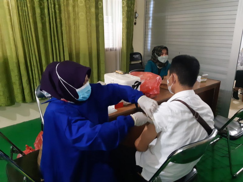 STIE Nasional Banjarmasin bekerja sama dengan Dinas Kesehatan Kota Banjarmasin menyelenggarakan Vaksin COVID-19
